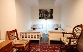 Twin Room Earls Court Central London - Shared Accommodation